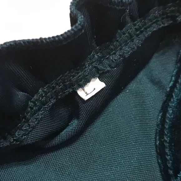 Green velvet long sleeved top embellished with ruffles at wrists & collar (L) - Picture 13 of 16